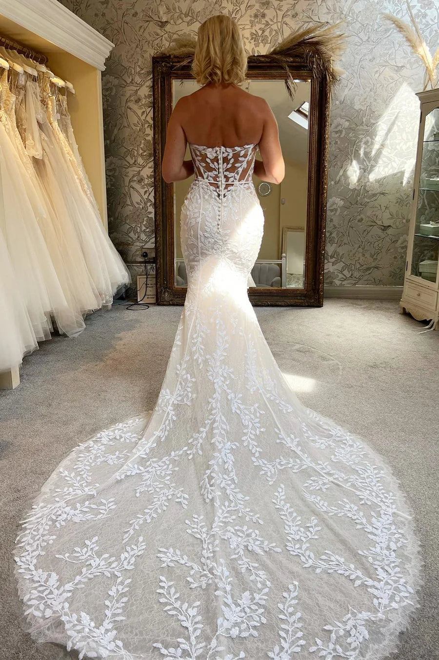 Robe de mariée longue bustier en dentelle avec traîne